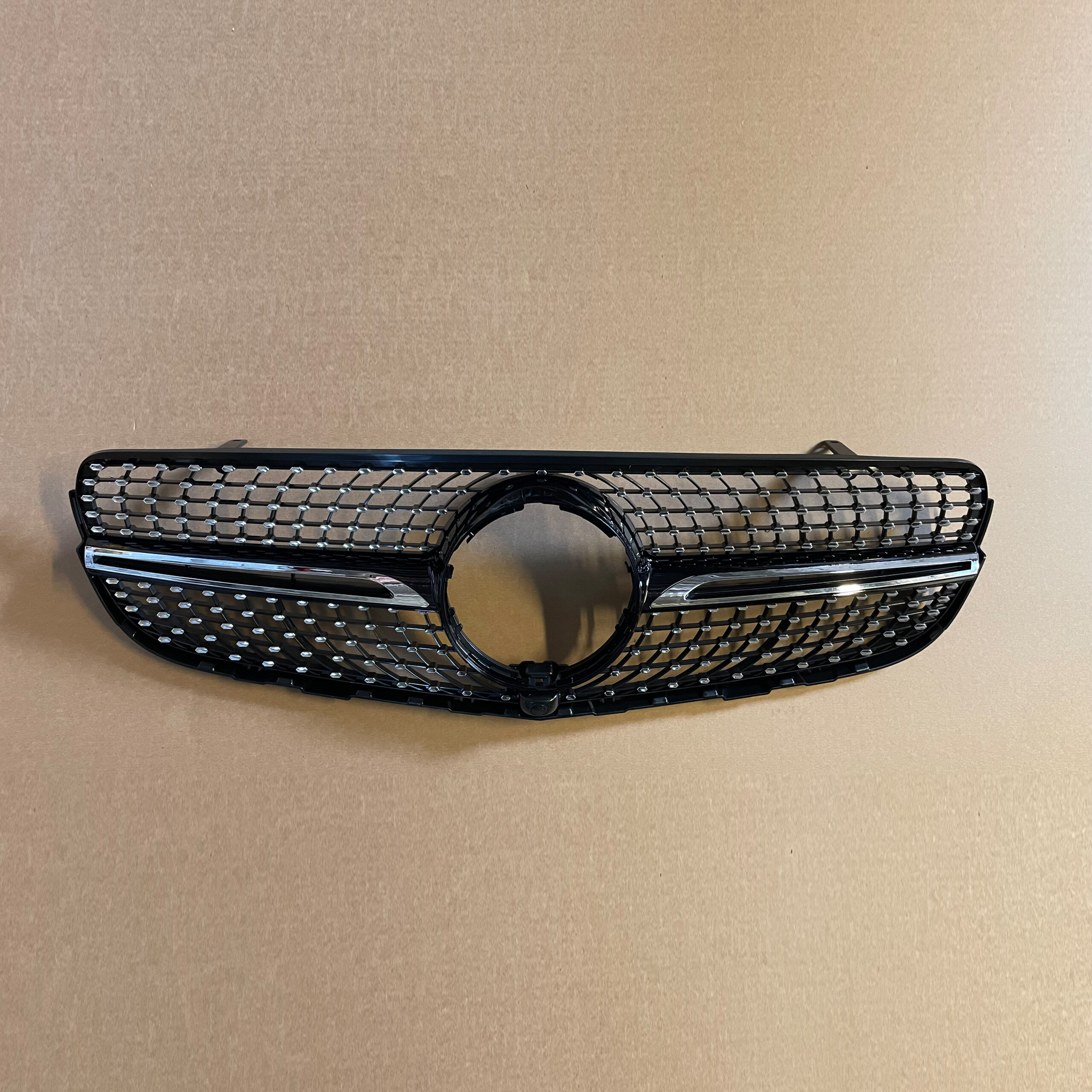 DEM34002-mercedes-benz-w253-x253-chromines-diamond-groteles-su-kamera (1)